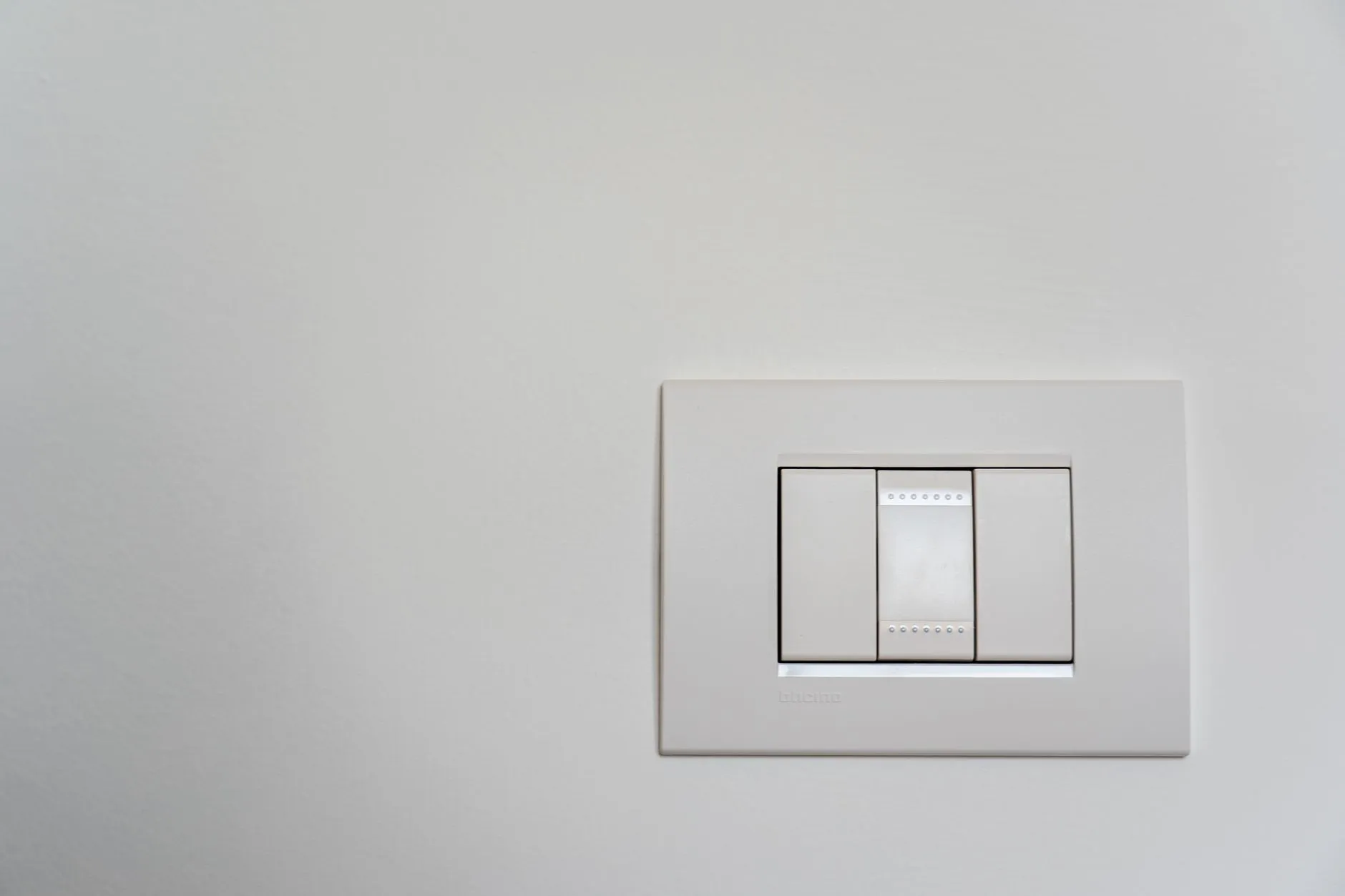 机房后备电源系统建设：电池柜与稳压器的协同应用指南