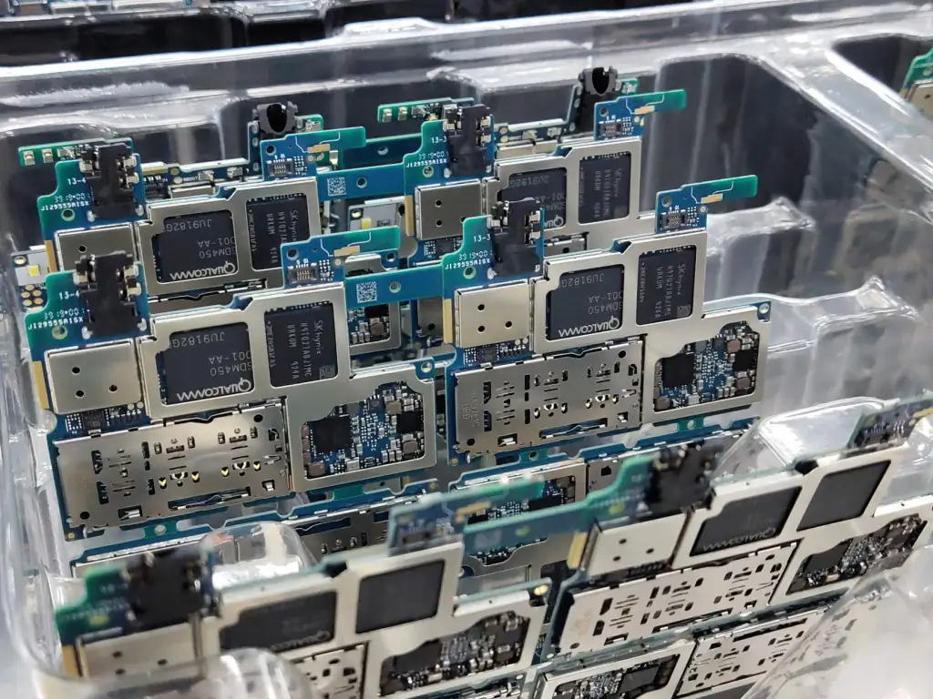 铅酸蓄电池与锂电池在UPS应用中的性能对比分析