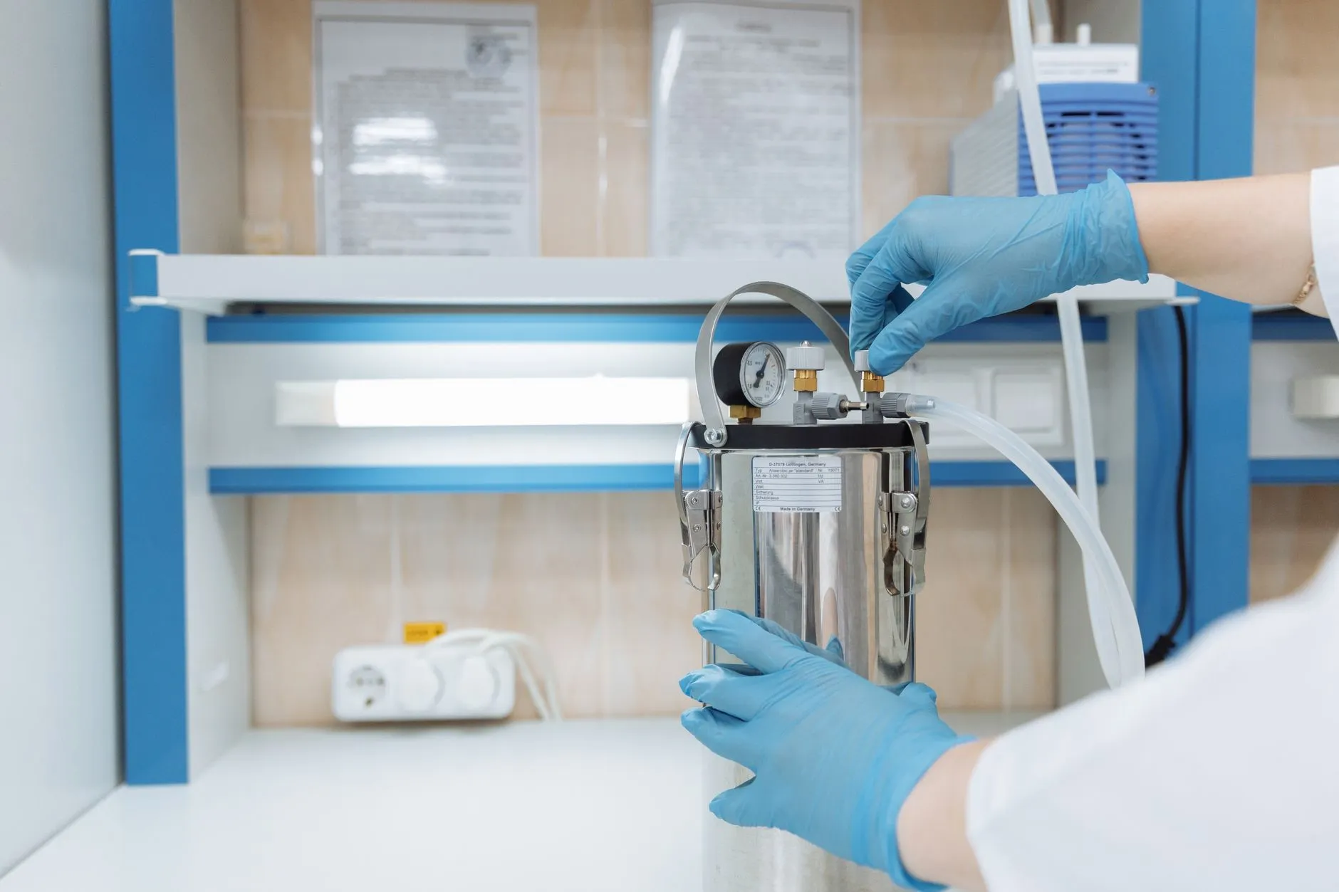 北京企业机房电池柜与稳压器配套应用现状及行业趋势